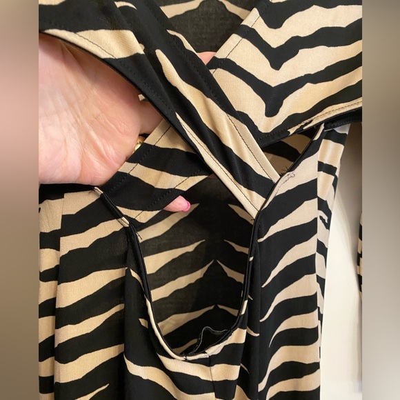 NWOT VENUS SIZE MEDIUM BLACK/TAN ANIMAL PRINT MIDI DRESS with CUT OUT BACK X-MAS - Picture 3 of 10